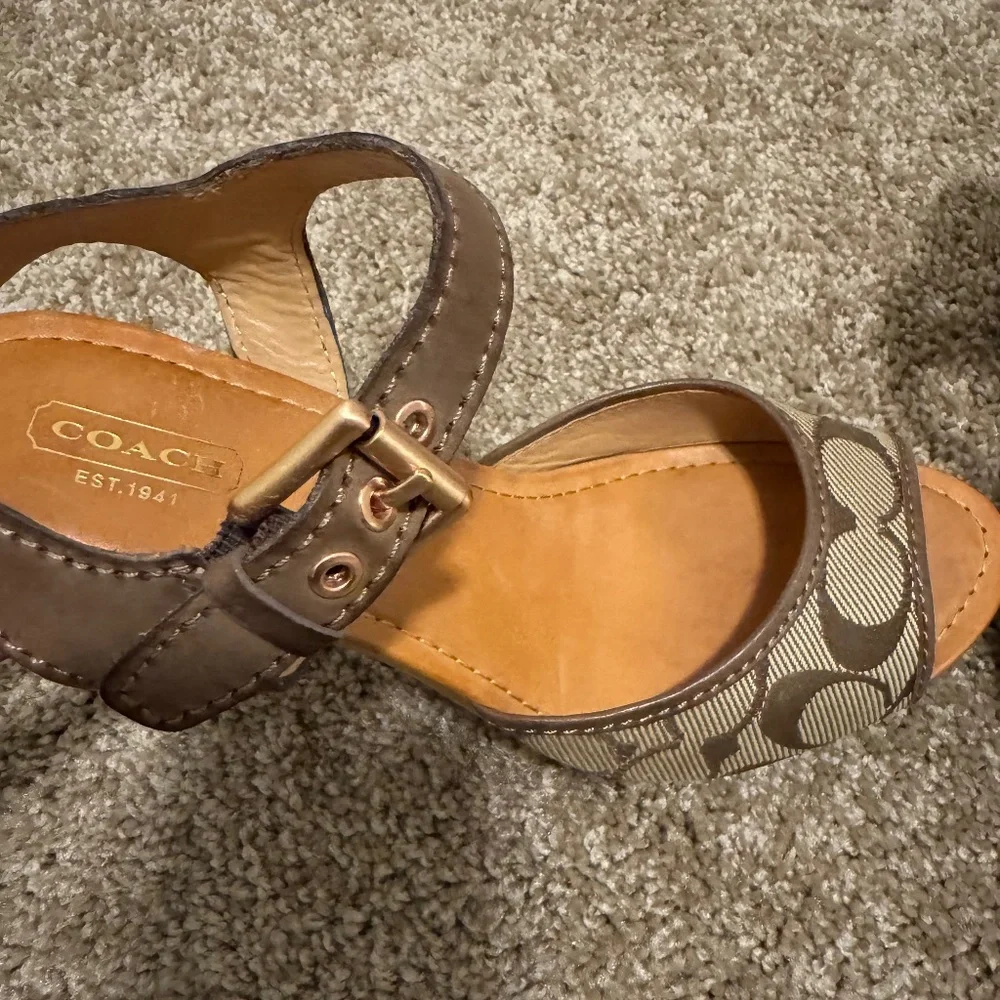 COACH Elanna Heeled Sandals.Khaki & Brown Size 9.5 Used.Like New Condition - Picture 2 of 5
